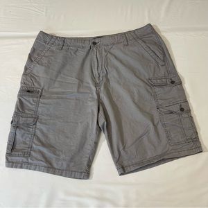 IRON COMPANY MENS CARGO SHORTS, SIZE 40, GOOD PREOWNED CONDITION, GRAY